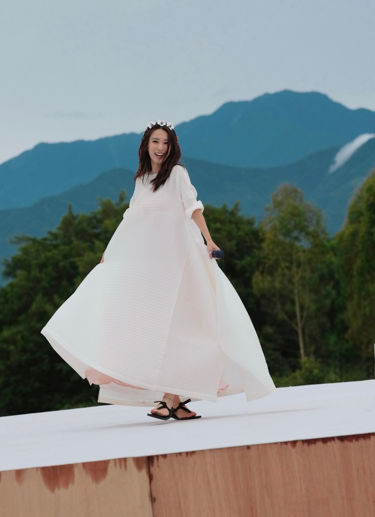 田馥甄Cover方大同〈才二十三〉,回憶起23歲是S.H.E的Hebe,很幸福有兩個姊妹陪伴,卻自嘲當時是「躲在行李箱裡面」!