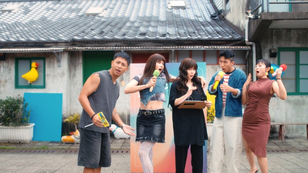 蓋瑞、羅莎莎〈我懂你的奇怪〉MV藏滿彩蛋，經典受訪者與角色（由左至右）女裝金童、唐綺尼（傑尼 飾）、小葉、安安友情客串！(照片提供:哈哈台)