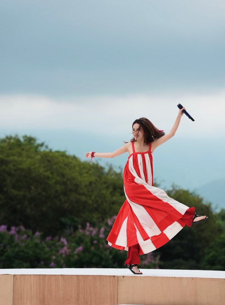 除了圓形主舞台,延伸舞台則是蜿蜒步道,她浪漫形容:「從草地那一端,一路慢慢走著,就像田調有曲折的路程,但你們一路陪著我,在遼闊天地之間唱歌,實在是太幸福了!」