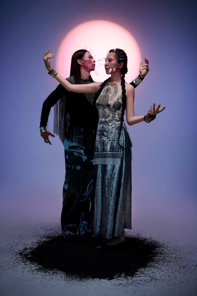 雙人電子樂團野莓玻璃罐推出首張專輯《死活 Breathe》(照片提供:野莓玻璃罐)