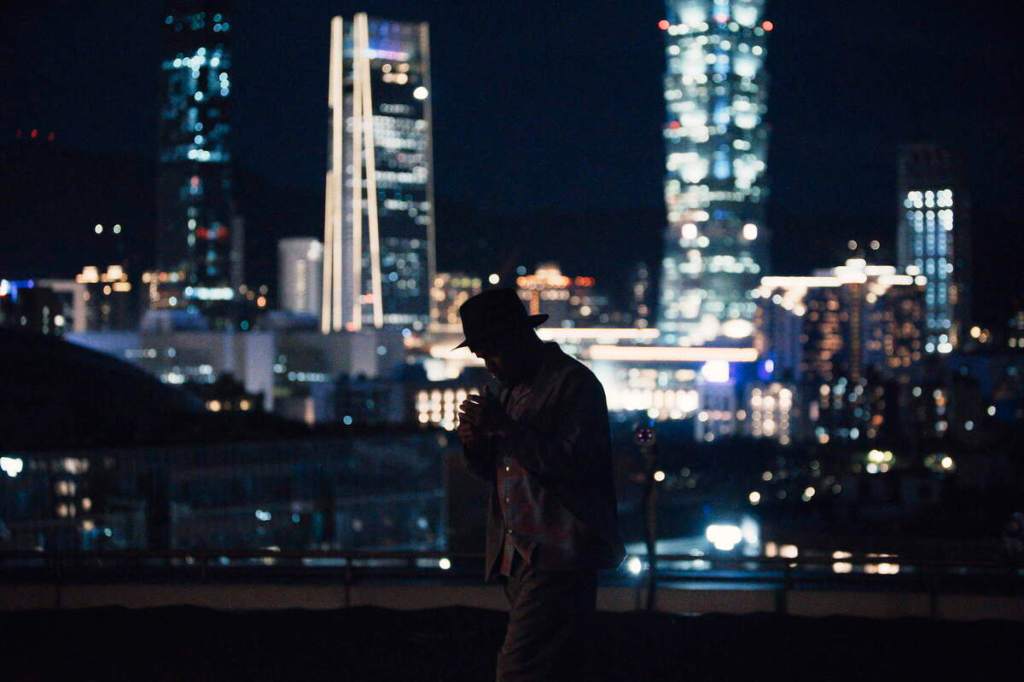 張震嶽〈梅雨季〉MV化身雨中琴手 (照片提供:本色音樂)