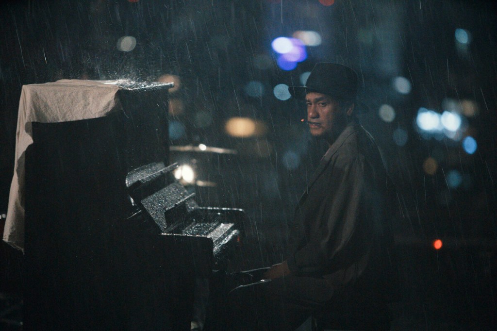 張震嶽〈梅雨季〉MV化身雨中琴手 (照片提供:本色音樂)