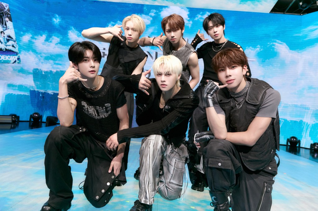 SEVENTOEIGHT728在韓辦出道SHOWCASE宣布正式出道首創台灣男團先驅(下排左起：學駿、美祥M、JAGGER柏佑、上排左起D'OM、EXXI义翔、麒文)