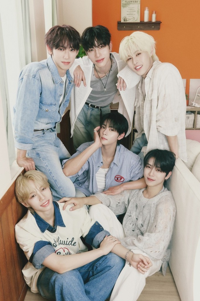 SEVENTOEIGHT(上排左起：EXXI义翔、陳柏佑、美祥、下排左起：D'om帝翁、王學駿、陳麒文)變身初戀系男團高唱夏日清新情歌〈Please Don’t Stop the Rain〉掀戀愛風暴