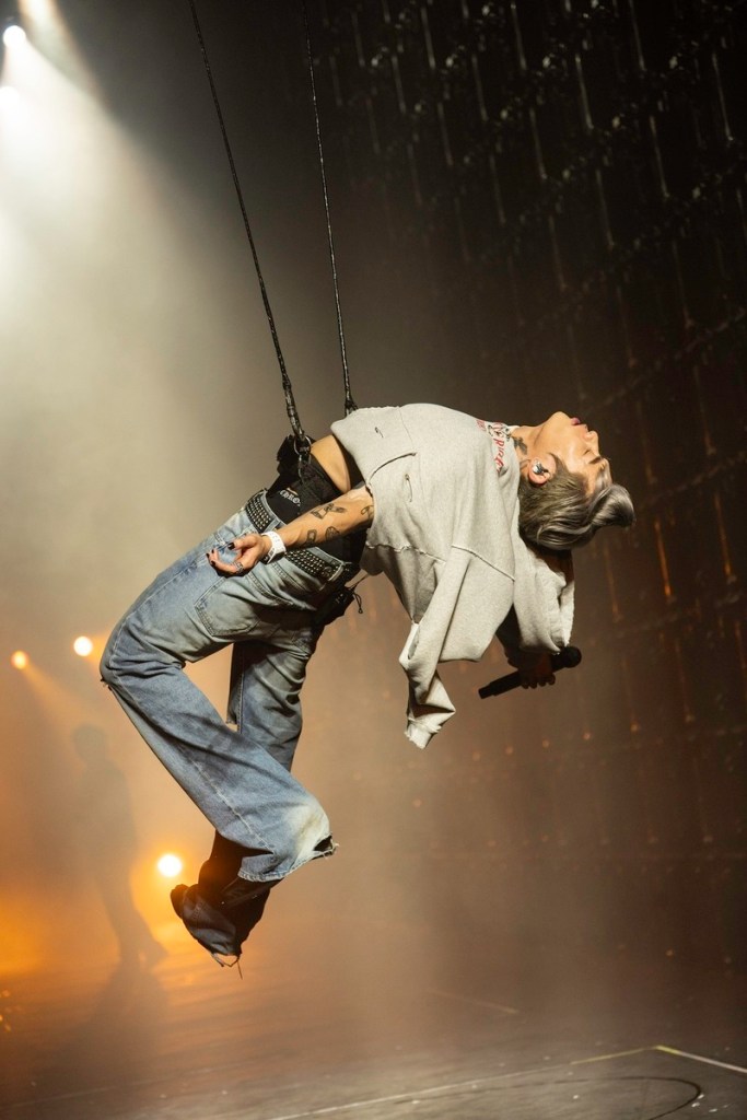 Tyson Yoshi在演唱會上吊鋼絲表演飛天唱歌