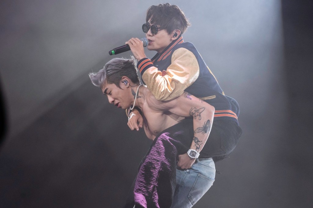 Tyson Yoshi在演唱會上背起嘉賓林家謙