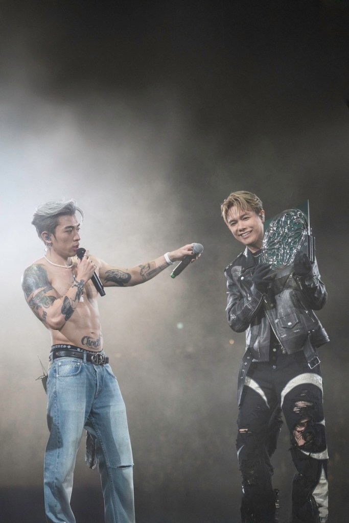 Tyson Yoshi在演唱會上送嘉賓張敬軒自己黑膠