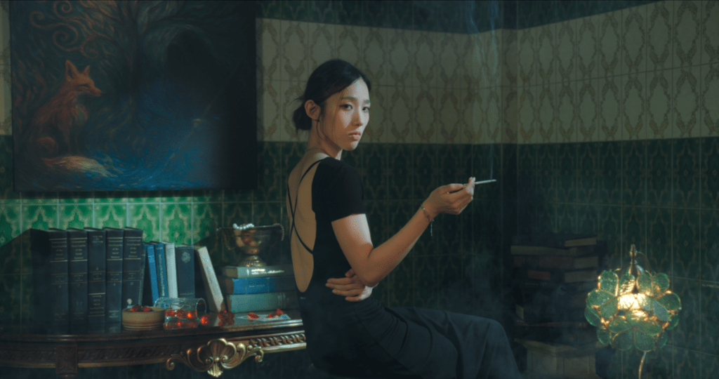 聲子蟲〈副作用〉MV由知名新銳導演 Birdy Nio 執導，邀請韓國百萬流量寶藏舞者 KOSIA 參與編舞創作及演出