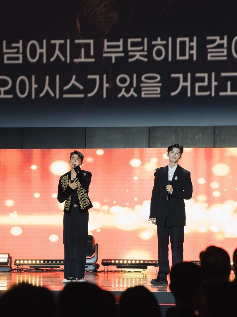 蕭子墨(右)攜手 Anson Kong 江𤒹生(左)!2025釜山全球OTT大獎獻唱新歌〈開始的地方〉 (三和娛樂 提供)