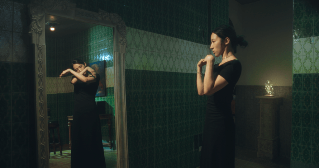 KOSIA 運用 Tutting（埃及手舞）極具張力的肢體表現，以舞詮釋身體與情感重建過程