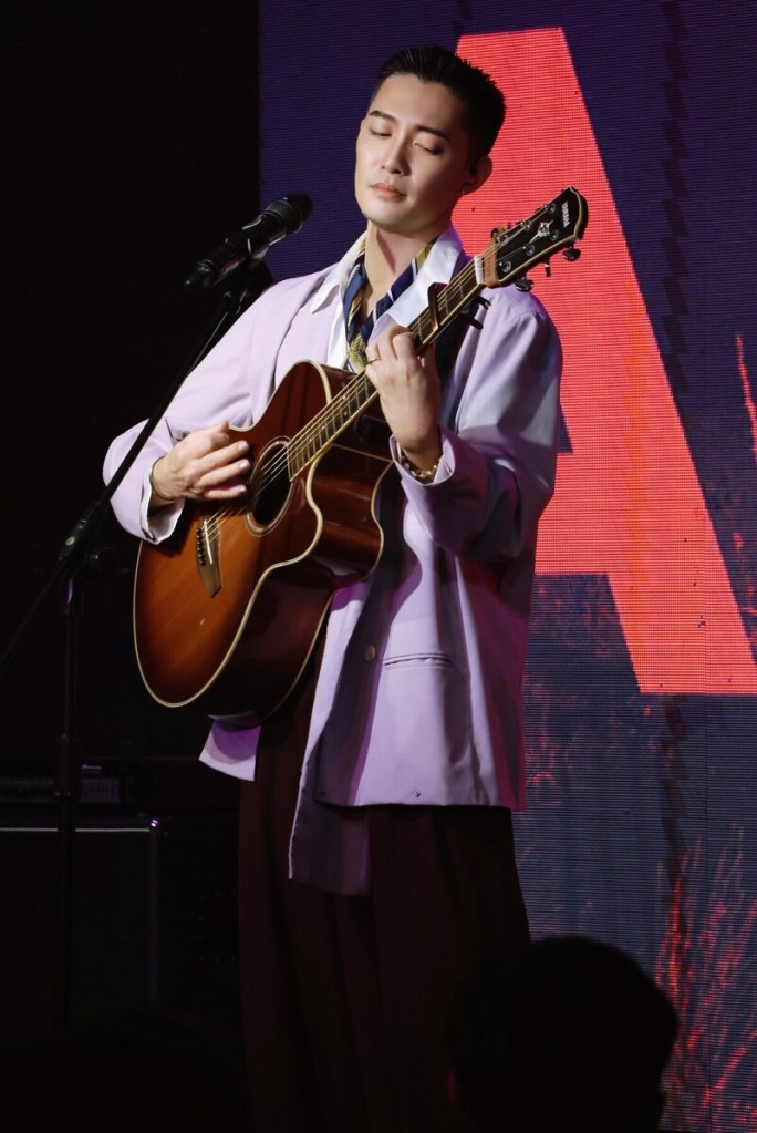 高真上週末於後台演出新歌〈關於愛情〉（好撐音樂 提供）