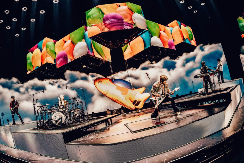 八三夭在高雄巨蛋舉辦2025生日趴《沒有翅膀的人》巡演首站 (照片提供:KKLIVE、不搖就滾)