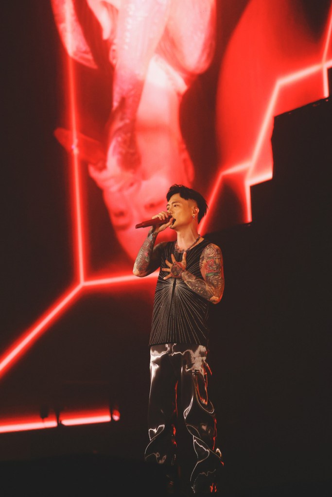 因為歌迷熱情，蕭秉治脫了