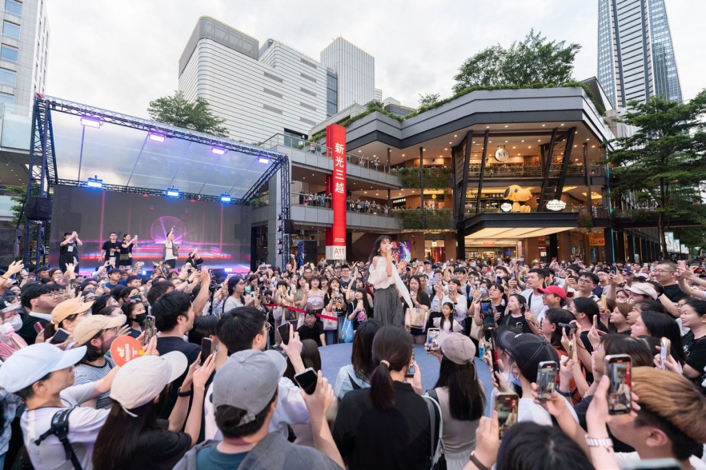 丁噹與歌迷最近距離!走入人群中大合唱