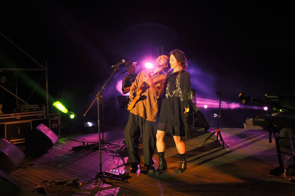 《Love’s in the Air愛瀰漫》錄音時Savi常累到直接睡在沙發上,那些過程雖然混亂,卻充滿愛與默契——讓這張專輯有了真正屬於「夫妻專輯」的氣質與平衡。 (圖/風潮音樂 提供)