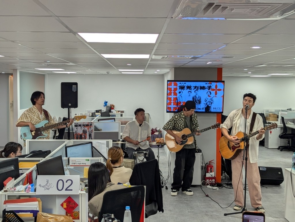 不少上班族直呼：「工作到一半聽到鳳小岳在眼前唱歌，夢幻又幸福」