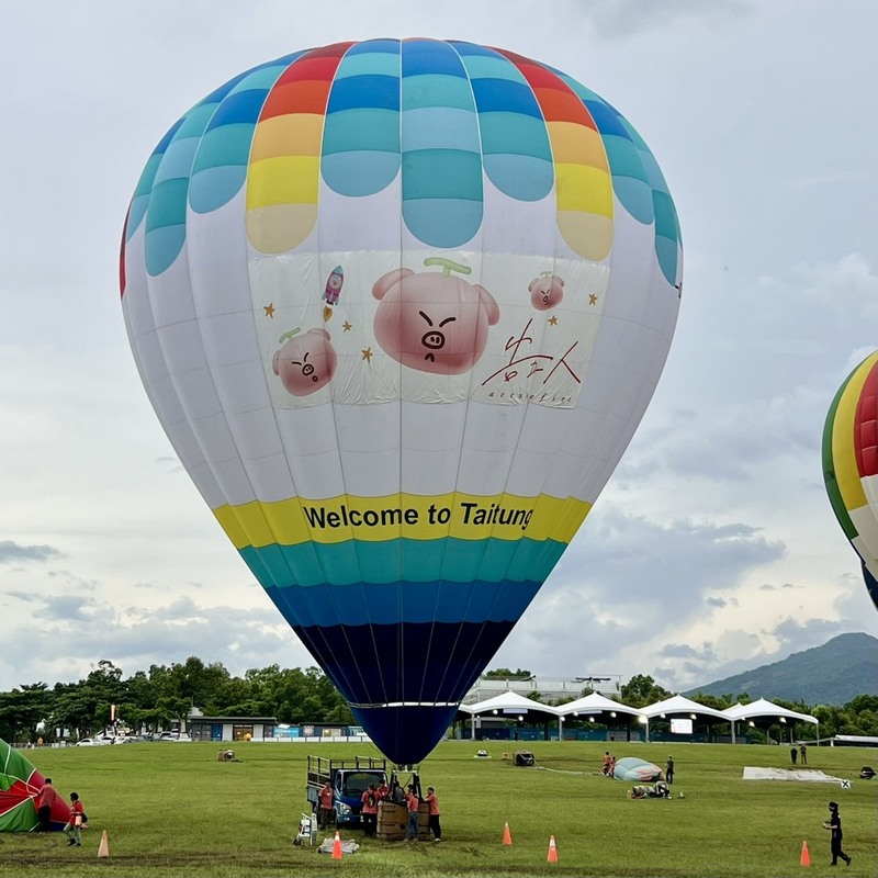 告五人打造專屬「告五豬」熱氣球。
