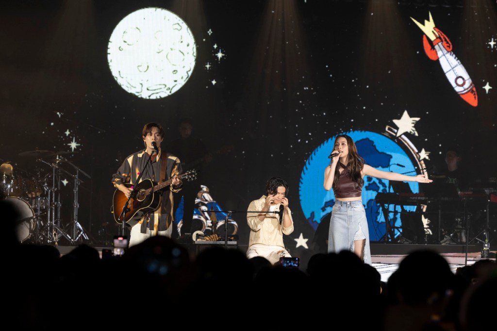 告五人睽違3年回母校宜蘭高中開唱，犬青近鄉情怯再站上第一次鼓起勇氣開始唱歌的舞台。（相信音樂提供）