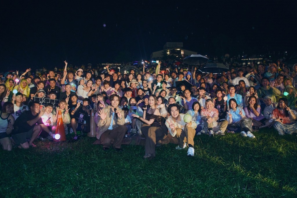 哈瓜雨中應援告五人。（相信音樂提供）