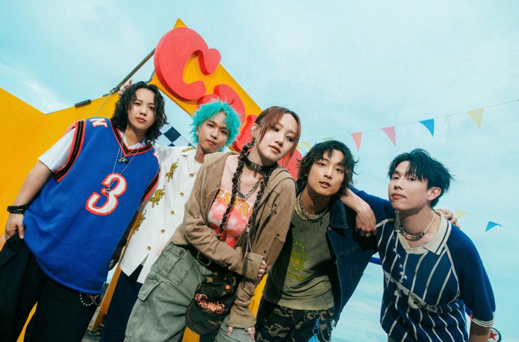 粗大Band新歌〈無可救藥的浪漫〉找來合體千禧電幻女神 E1and(中)合作(團員右起吉他手建龍、主唱老盧、貝斯手羊羊、鼓手倪倪)