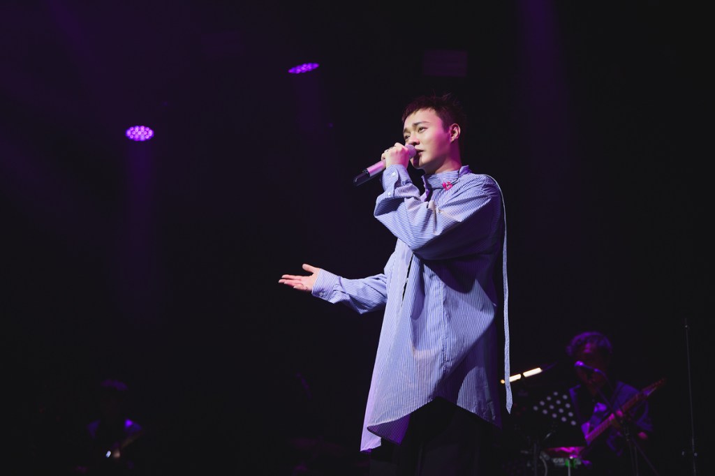 許富凱為高雄獻唱〈港邊甘是男性傷心的所在〉畫下句點，相約祝大家健健康康，每一年都來聽我唱歌