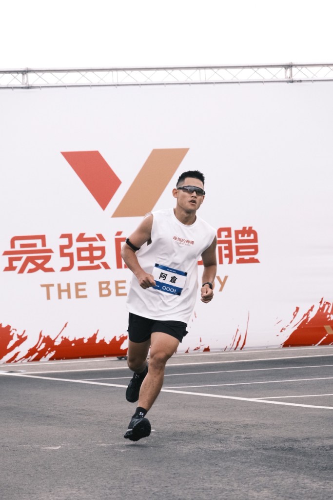 草屯囝仔團員阿倉在《最強的身體》中迎戰高強度間歇運動挑戰 (照片提供:宇宙信號)