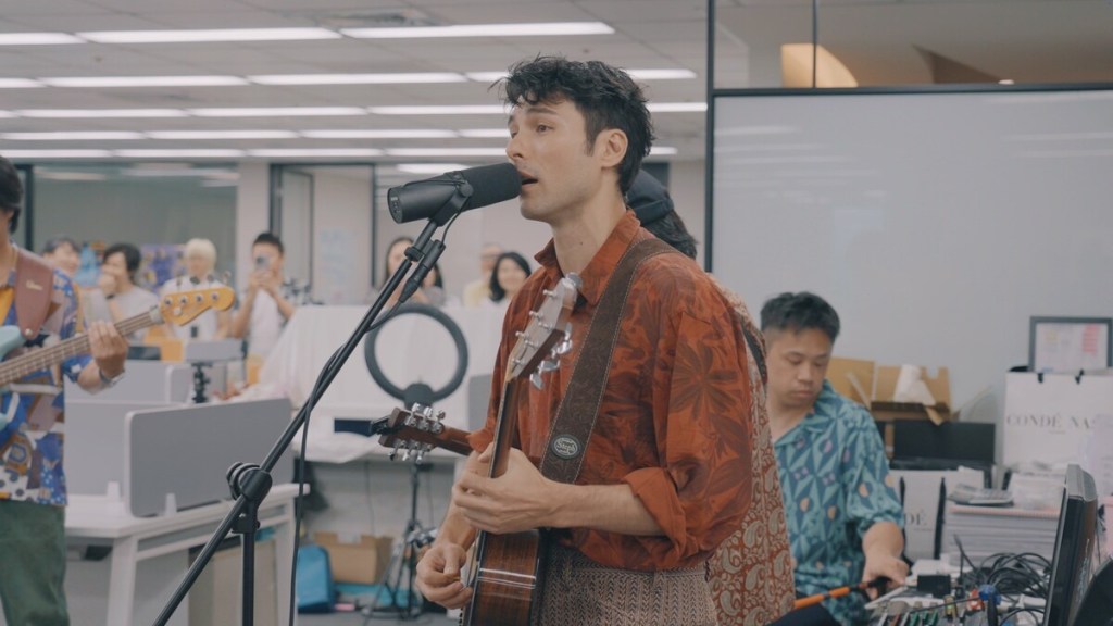 鳳小岳與壓克力柿子快閃辦公室宣傳Legacy鐵漢柔情演唱會！