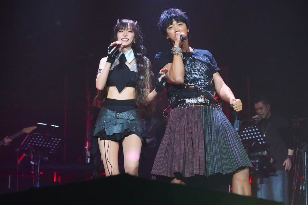 蘇見信廈門開唱邀謝金燕助陣！英倫搖滾裙裝挑戰唱跳High歌〈姐姐〉