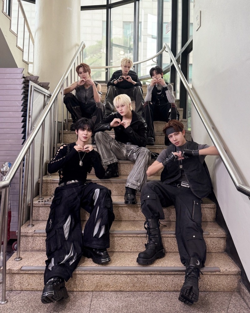 SEVENTOEIGHT 攜新歌〈Drip & Drop〉登韓國打歌舞台秀出獨門「雞爪舞」(下排左起:麒文、美祥M、JAGGER柏佑、上排左起:EXXI义翔、D'OM、 學駿)