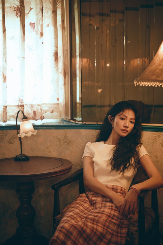 李千娜首張台語經典翻唱專輯首波主打〈無法度按捺〉(照片提供:環球音樂)