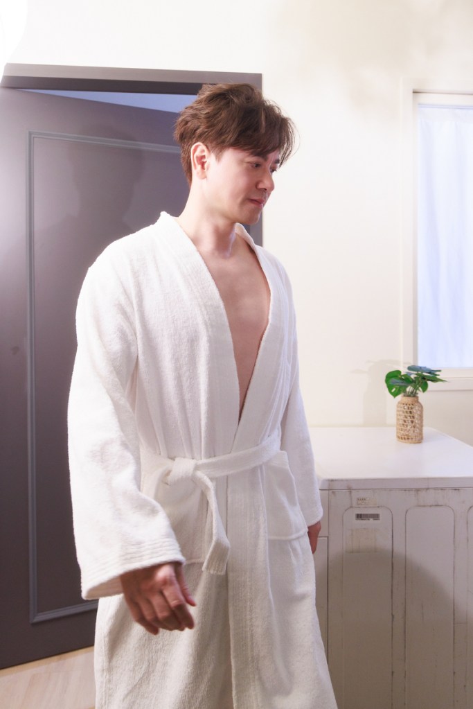 李聖傑穿浴袍上陣〈複製貼上〉MV胸肌大方露！一周跑兩次健身房苦練胸推（華納音樂 提供）