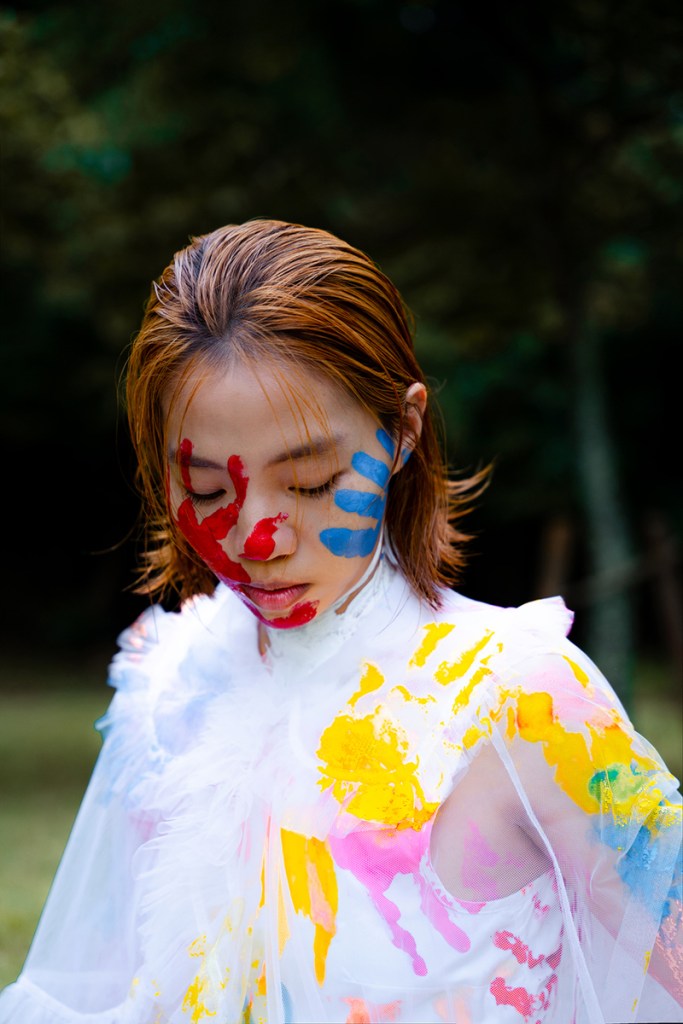 9/9（二）釋出首發單曲〈不佔地方〉全球數位上線 洪佩瑜挑戰橫跨多達13度音域！ 變髮新突破！洪佩瑜剪掉招牌長髮20公分、漂染一頭淺咖啡髮色