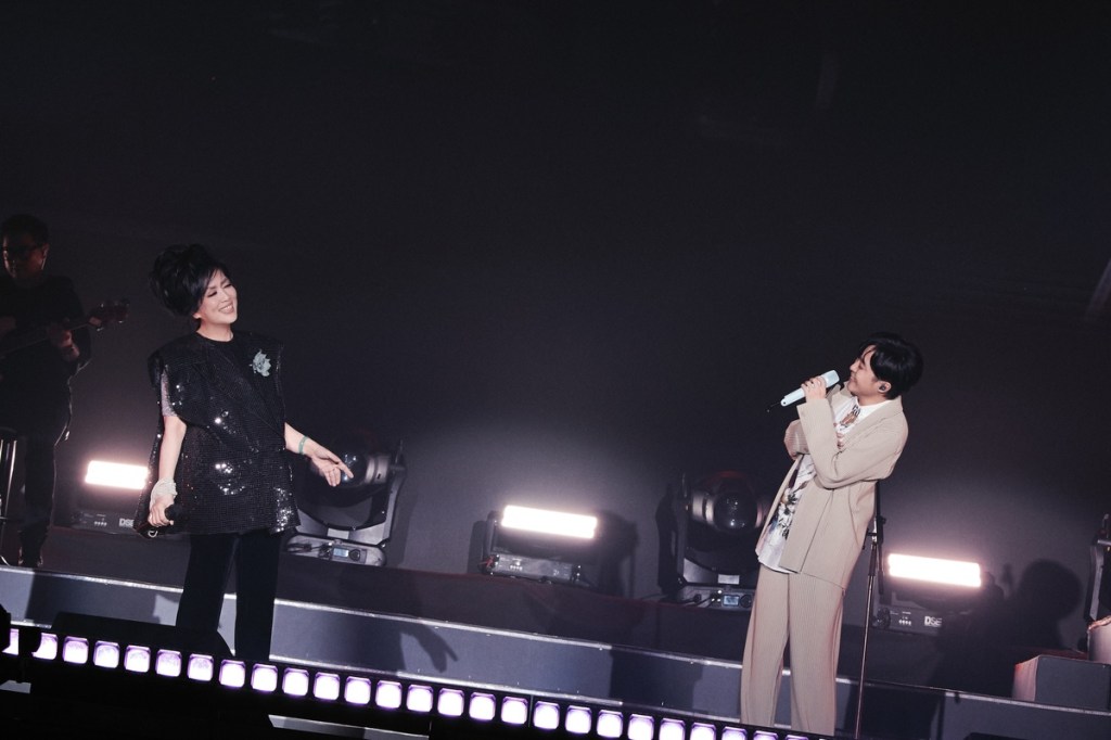 「年紀很小的好朋友」青峰登台　齊豫笑認音樂債終於還清