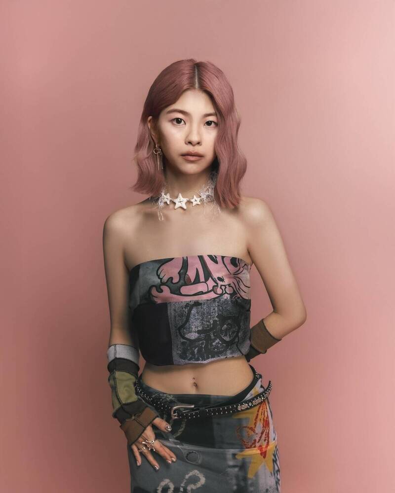 新銳創作歌手王品裙推先行曲〈心想事成〉童趣哲理交錯，是祝福也是提醒。（圖／滾石唱片提供） 