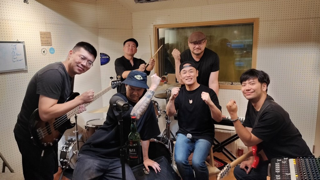 東尼大木(右二)與張三團隊一起錄音