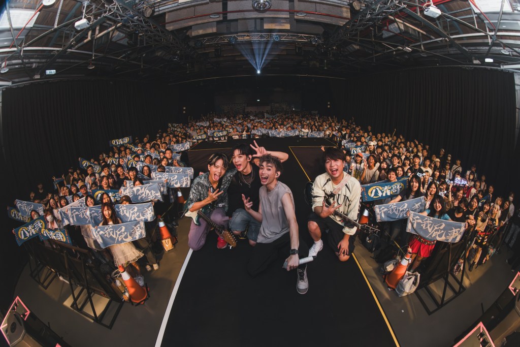 由左到右：吉他手阿熊、嘉賓李科穎、主唱Yolo、吉他手閔翔