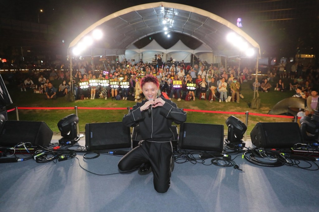 金曲台語歌王許富凱與台下歌迷大合照，並鼓勵年輕人以母語創作