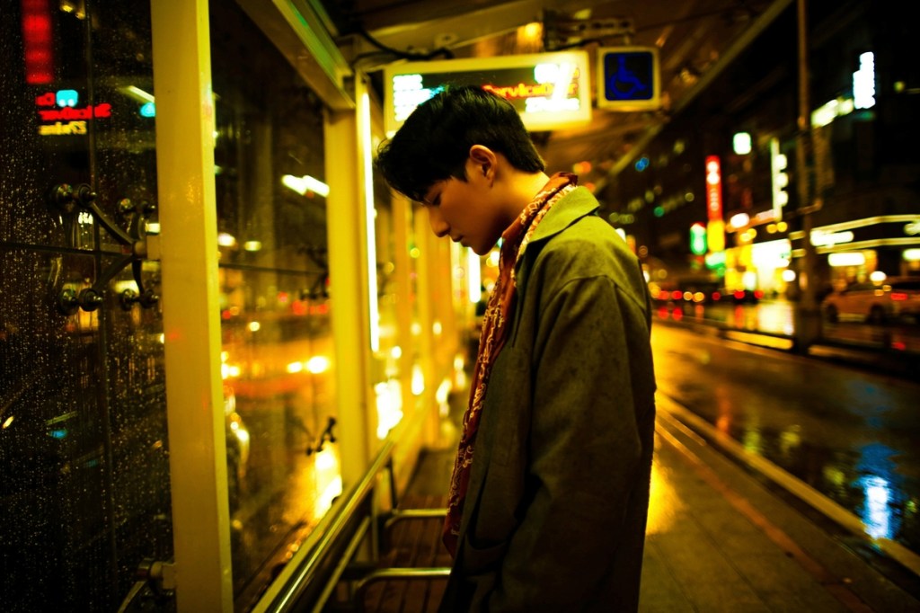 陳竟飛推出最新單曲〈雨城〉(照片提供:小馬鈴薯娛樂製作)