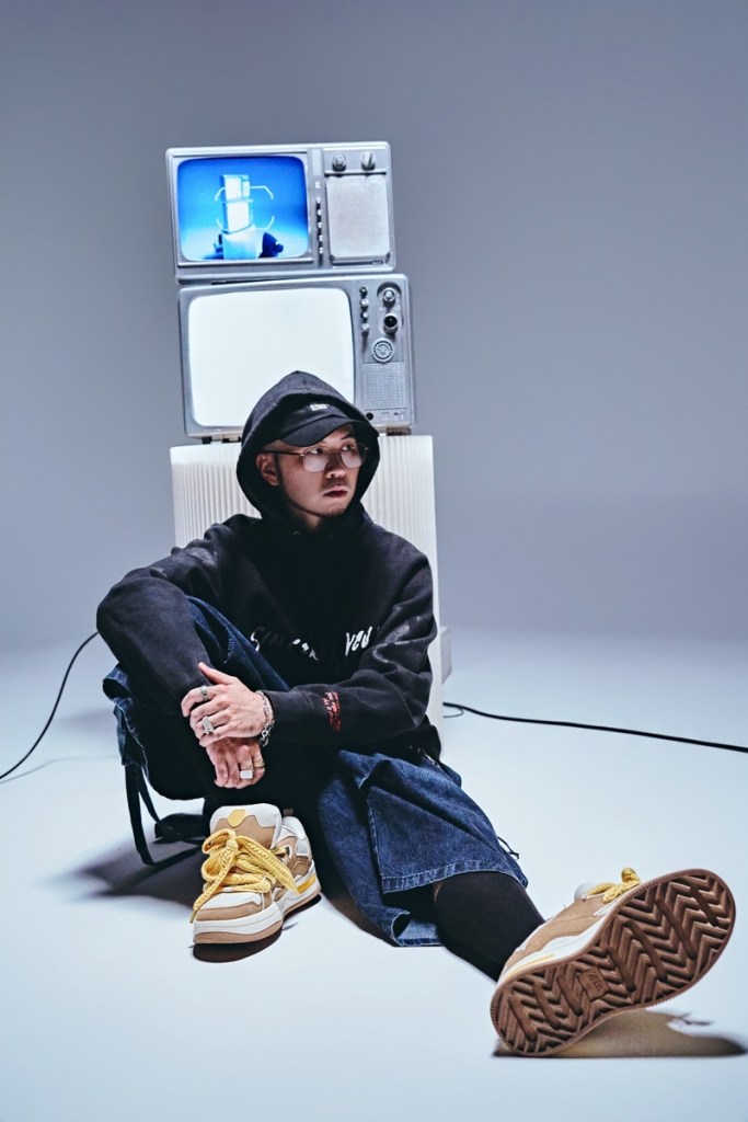 韓森在〈阿姆般的生活〉MV 穿上黑帽 T 和黑褲向偶像阿姆致敬