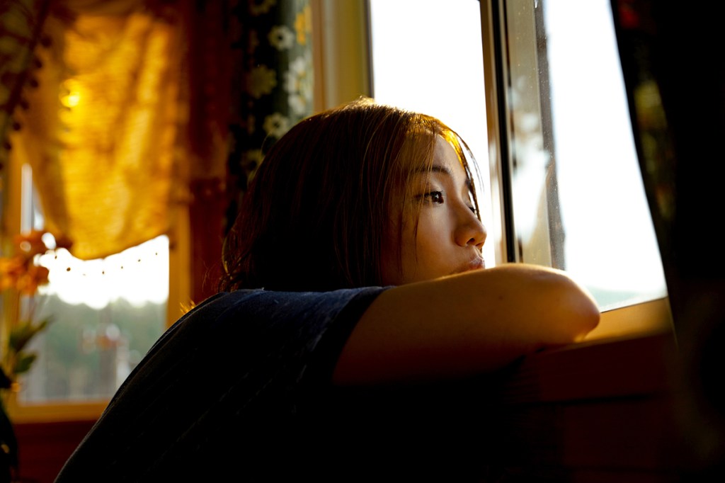 首發抒情單曲〈不佔地方〉，旋律來自馬來西亞的雙人女子創作組合Beverly Rachel Matujal 和 Phoebe Tsen，林憶蓮的〈纖維〉正是她們的成名作之一。