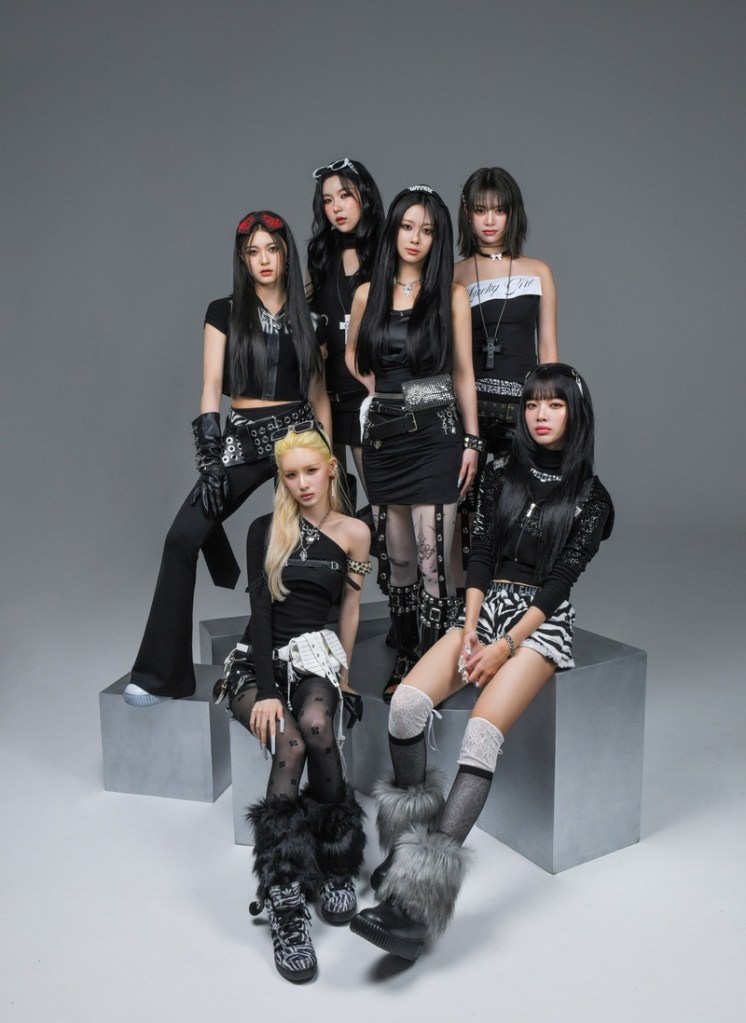 GENBLUE幻藍小熊拍攝新歌BADASS宣傳照(上排左起：許媛媛、AYEON、XXIN、NICO下排左起LILI毓、采甄)