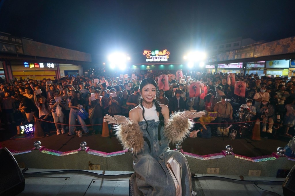 李千娜帶著電子花車跑夜市宣傳 (照片提供:環球音樂)