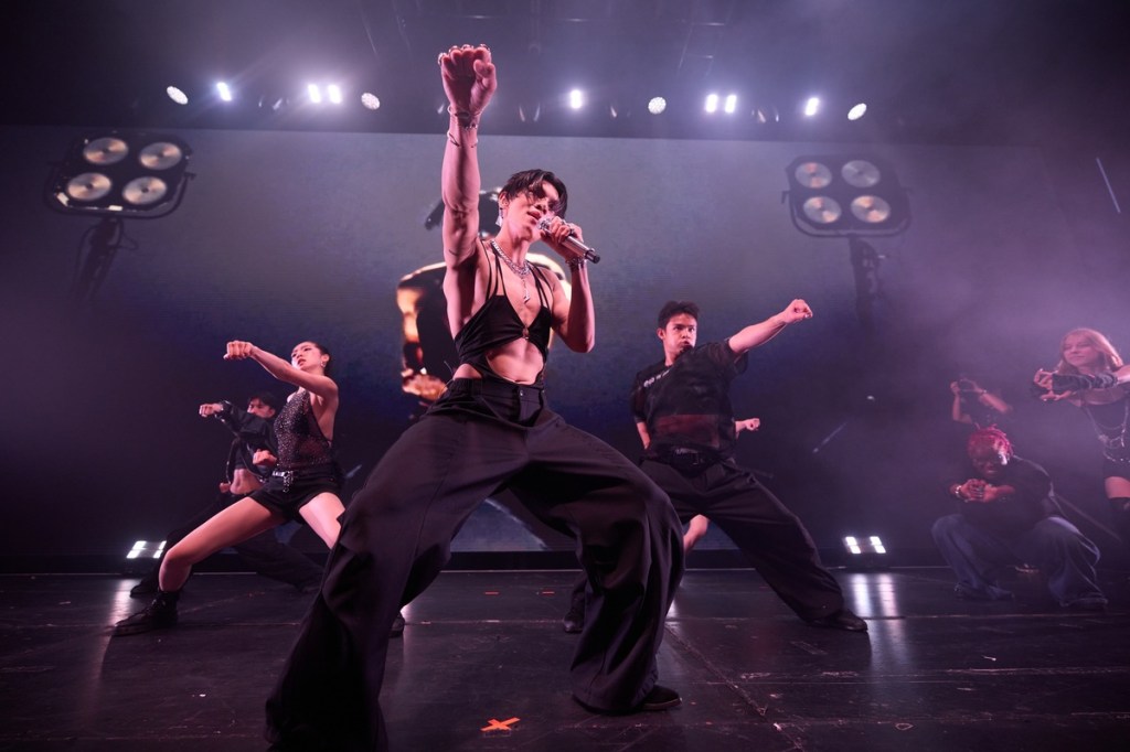 KIRE把全新英國巡演舞台變健身房帶領大家深蹲健身