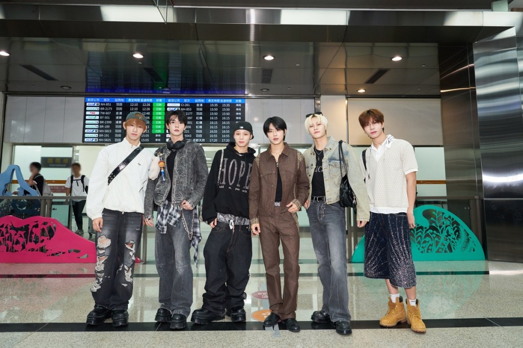 SEVENTOEIGHT返台遇粉絲接機(左起：EXXI义翔、學駿、D'OM、麒文、 美祥M、JAGGER柏佑)