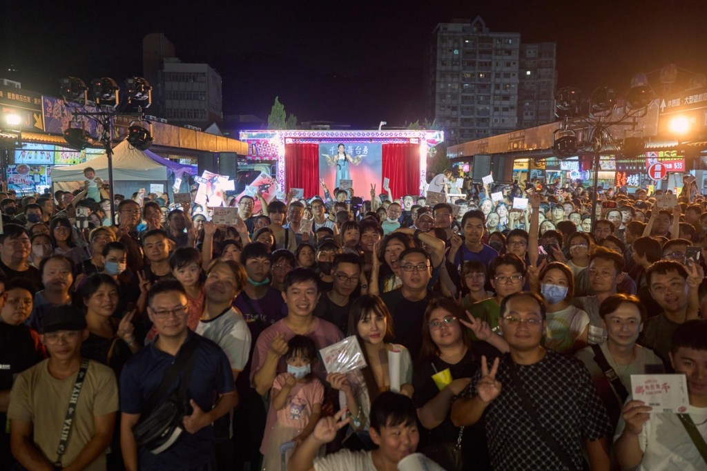 李千娜帶著電子花車跑夜市宣傳 (照片提供:環球音樂)