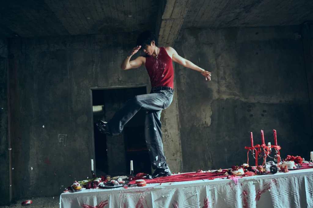 邱宇辰餐桌上與情慾共舞 精壯線條全都露（百鴻揚娛樂提供）