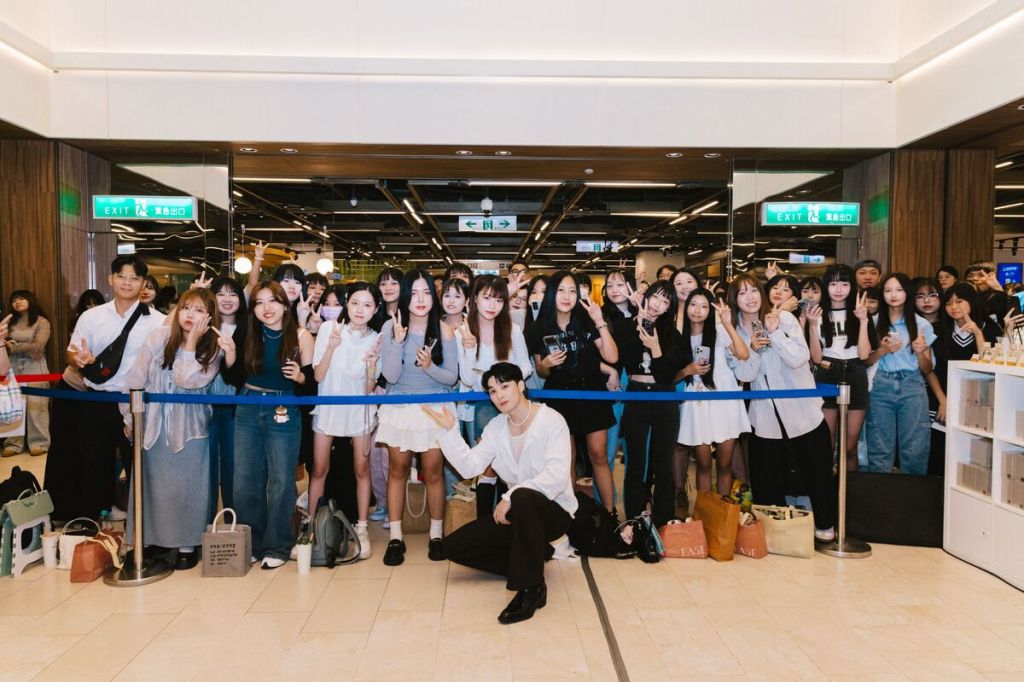 新光三越台中店浴火重生！偉晉攜手EASE香氛登場！粉絲擠爆現場 （Ease香氛提供）