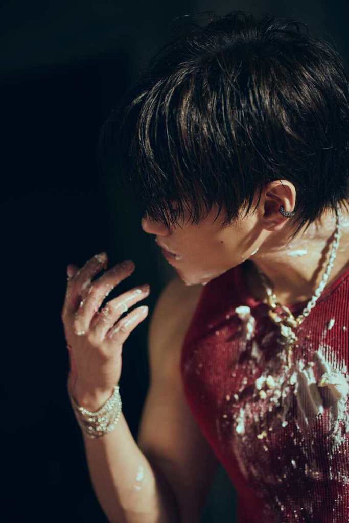 -邱宇辰出道20年首支個人單曲〈CINDER KISS〉寫真尺度大解放 （百鴻揚娛樂提供）