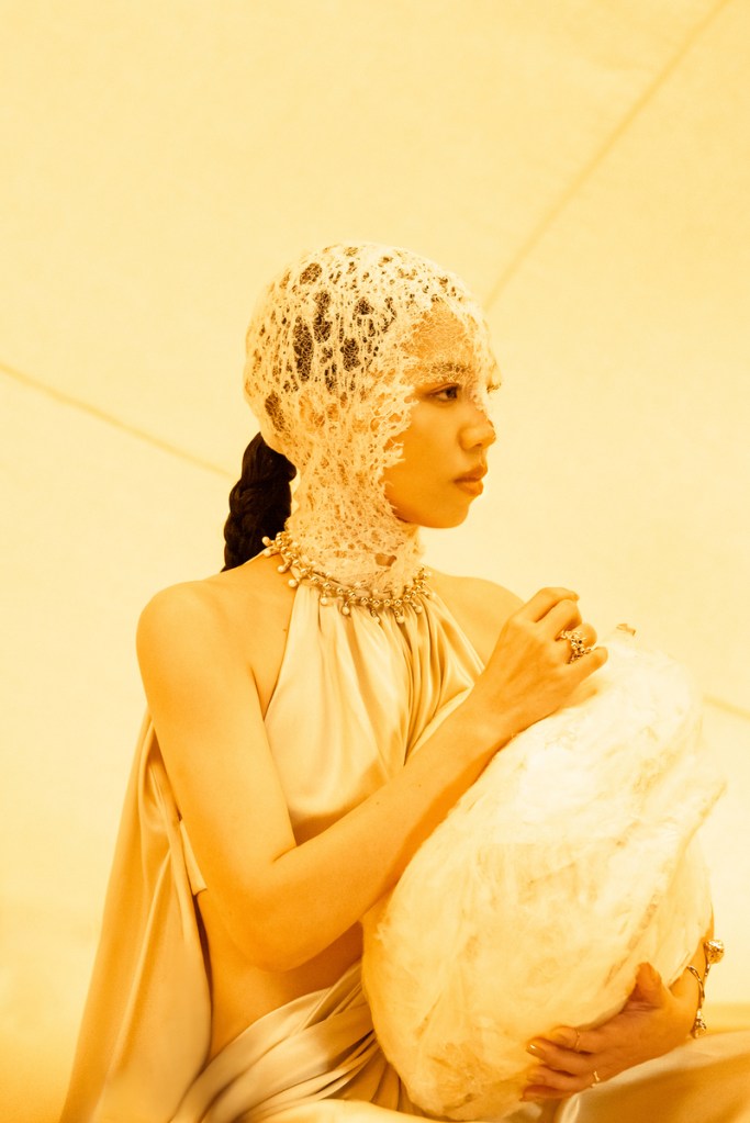 如同洪佩瑜聽到這首歌時想到生產、身體收縮與開指的陣痛,為傳達這首歌深刻的意義,拍攝《開》的 MV 導演「慣性頭痛」將舞者的拉扯,光源的縫隙,孕婦的胎動三者畫面結合在一起