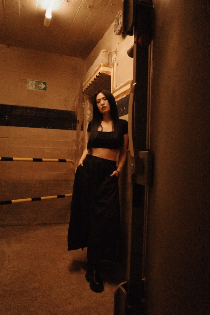 孫盛希〈Never Cared〉作為〈Tidy It Up〉前傳，化真實情緒為動人力量。（圖／滾石唱片提供）